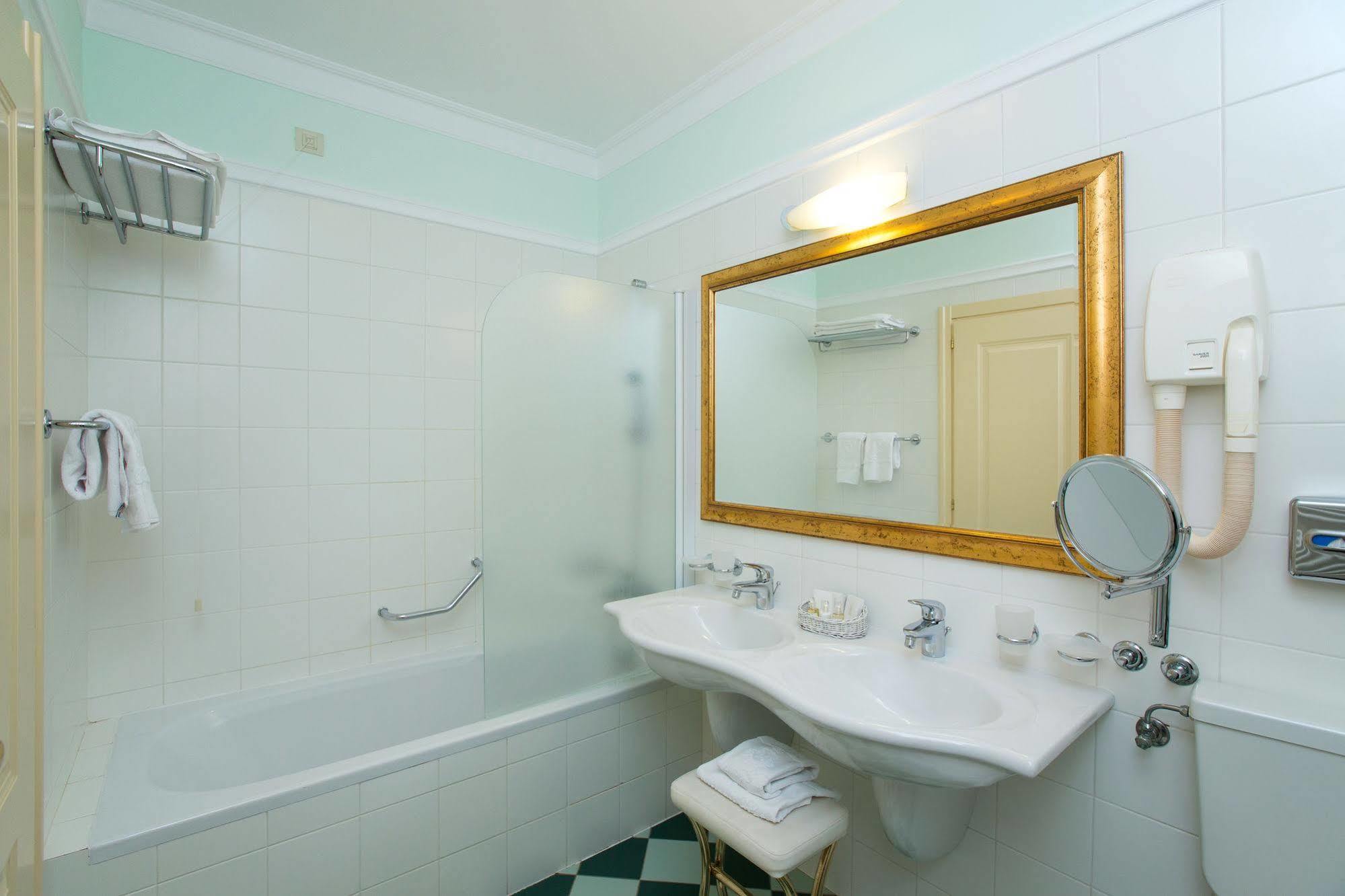 Amadria Park Hotel Sveti Jakov Опатия Екстериор снимка